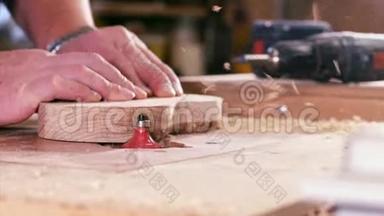 木匠是在铣刀上从一个隔间的盘子上倒角边缘